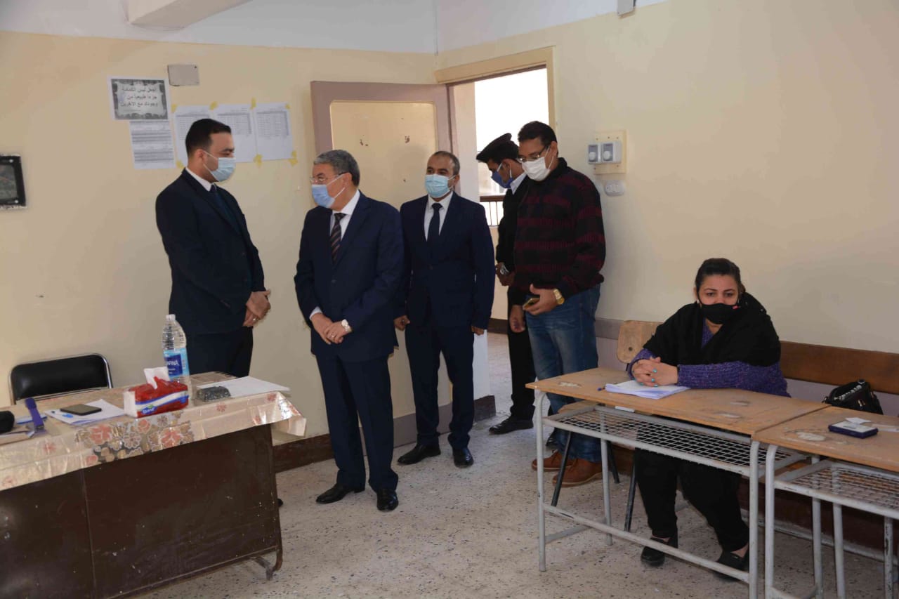 محافظ المنيا أثناء متابعته إحدى اللجان الانتخابية