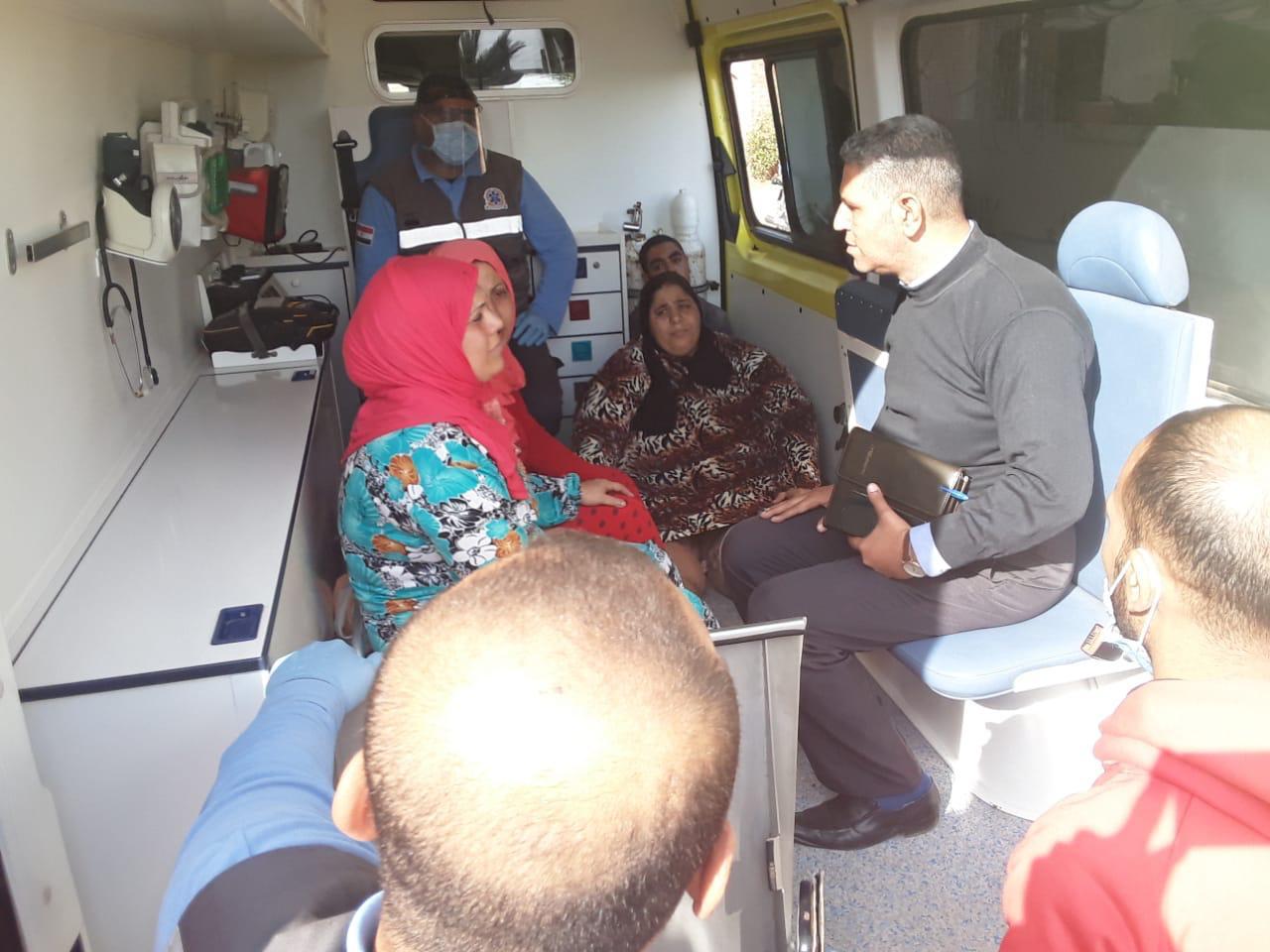 عزيزة مع فريق الإنقاذ