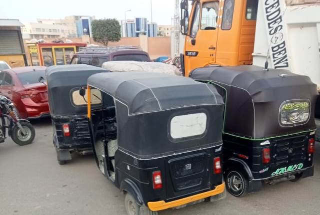 جهاز بدر يصادر 4 تكاتك ويغلق محل للخمور ويتحفظ سيارة طعام بالصور