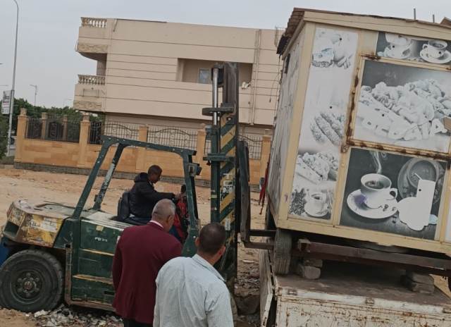 جهاز بدر يصادر 4 تكاتك ويغلق محل للخمور ويتحفظ سيارة طعام بالصور