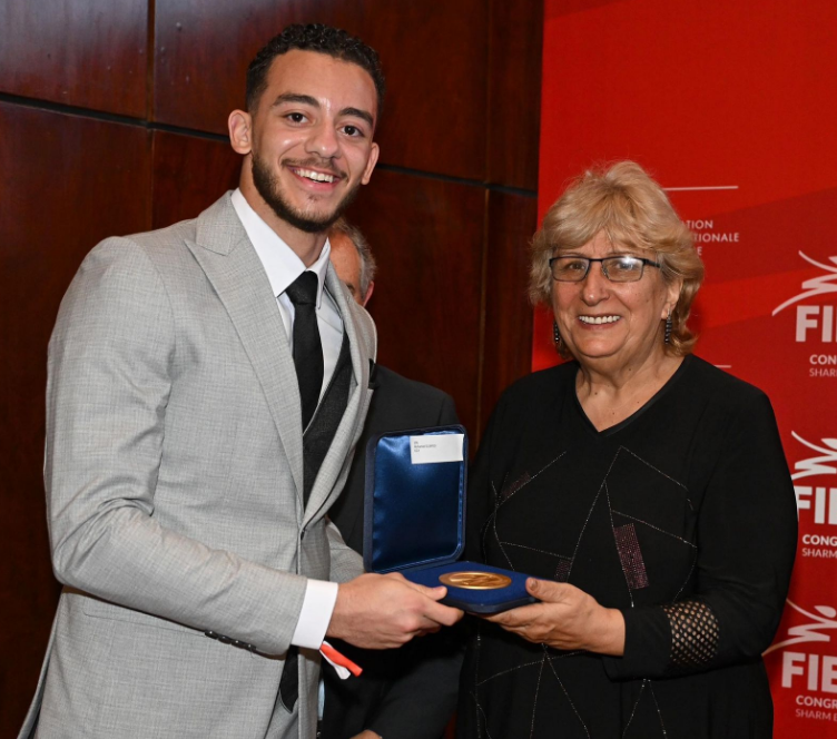 محمد السيد يحصل على جائزة أفضل ناشئ لسلاح سيف المبارزة