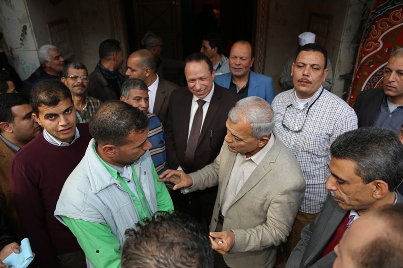 محافظ المنوفية فى جولة تفقدية بقرية ميت أبو الكوم