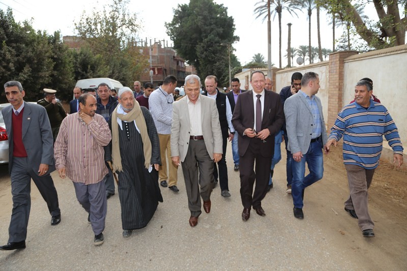 محافظ المنوفية فى جولة تفقدية بقرية ميت أبو الكوم