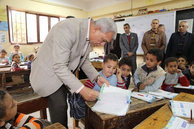 محافظ المنوفية فى جولة تفقدية بقرية ميت أبو الكوم