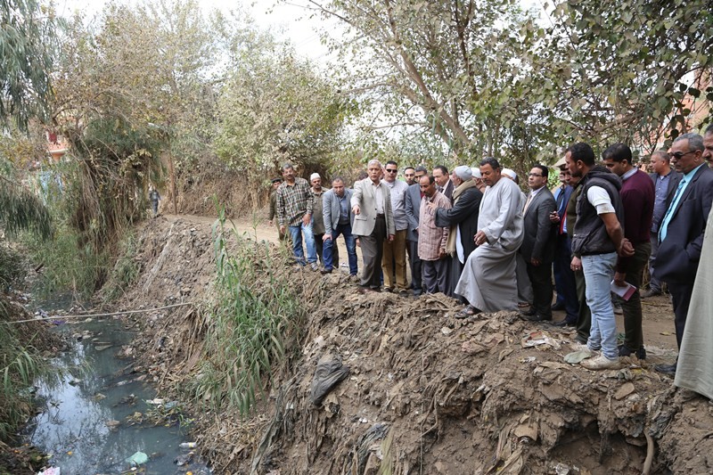 محافظ المنوفية فى جولة تفقدية بقرية ميت أبو الكوم