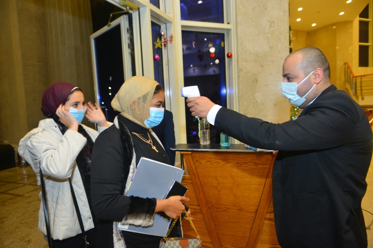 بالصور.. بوسى تشعل حفل الكريسماس على مسرح جامعة مصر للعلوم والتكنولوجيا وسط اجراءات احترازية مشددة