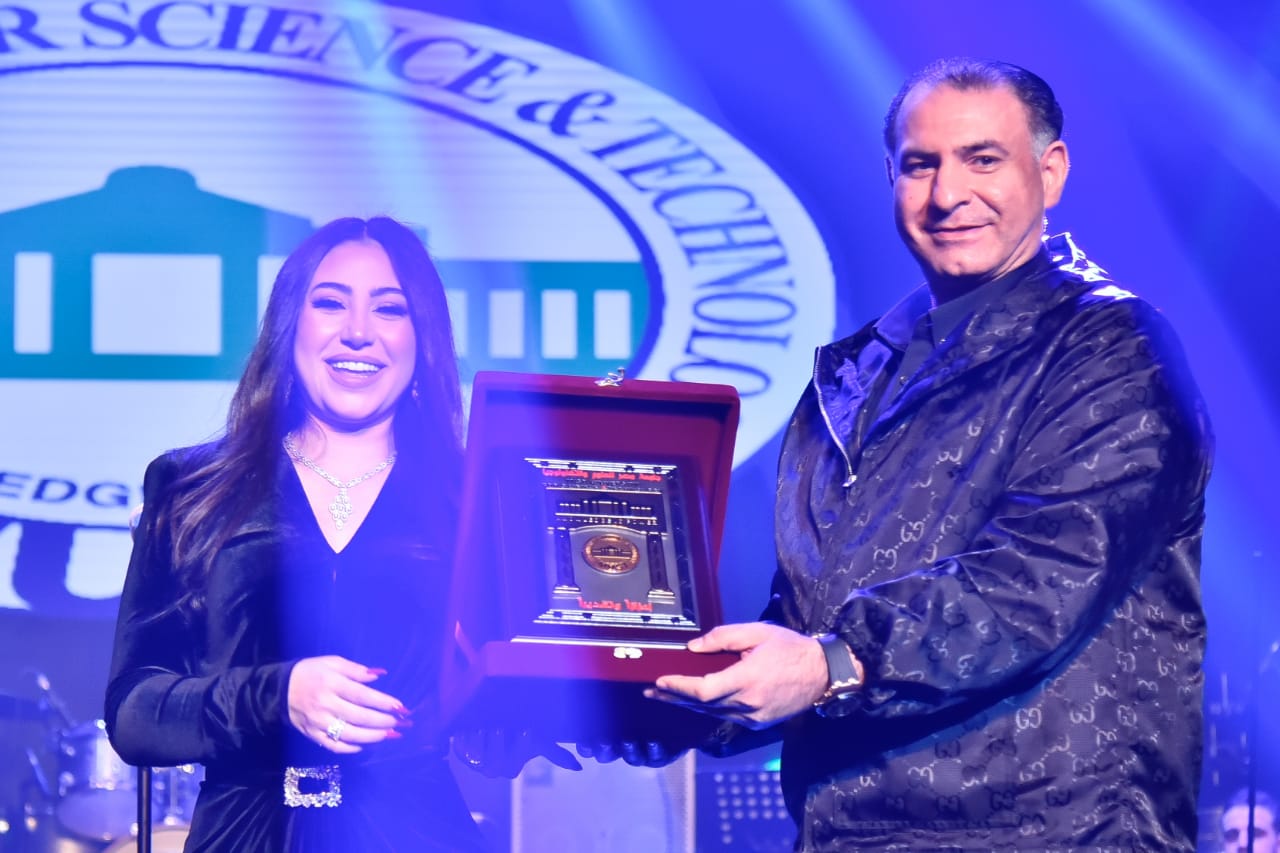 بالصور.. بوسى تشعل حفل الكريسماس على مسرح جامعة مصر للعلوم والتكنولوجيا وسط اجراءات احترازية مشددة
