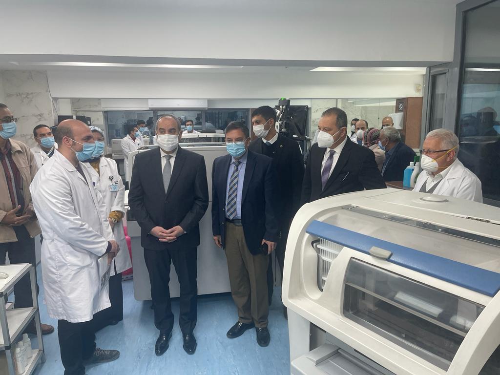 الطيار محمد منار خلال جولته بالمستشفى وإستقبله د أيمن صلاح