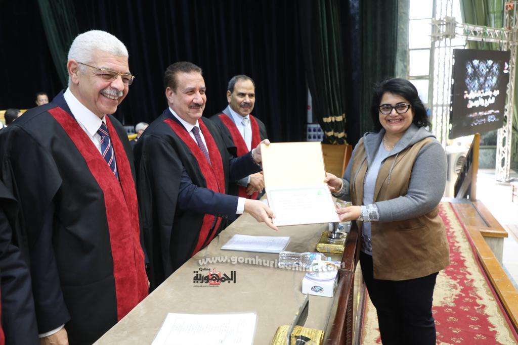 الدكتورة نانسي أسعد رئيس جامعة المنوفية الأهلية تتسلم شهادة التكريم من المحافظ ورئيس جامعة المنوفية