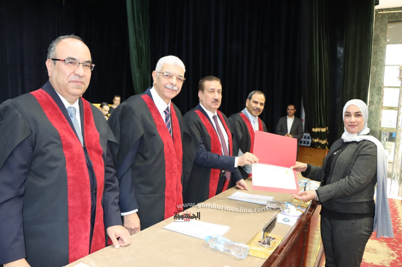 الدكتورة هيام مصطفى وكيل كلية التربية النوعية بأشمون لشئون التعليم والطلاب أثناء تسلمها شهادة التكريم
