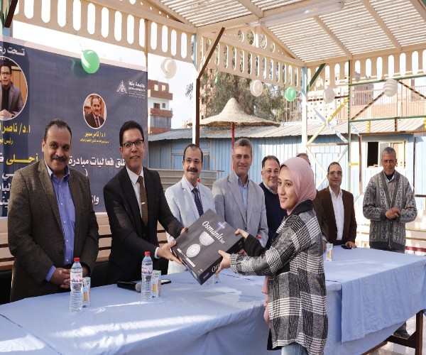 رئيس جامعة بنها يُكرم الفائزين في مسابقات الأنشطة الطلابية
