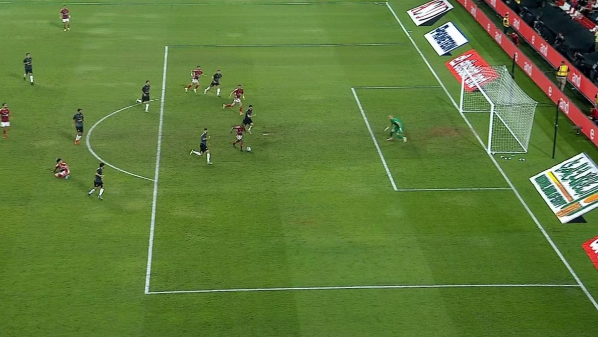 بيرسى تاو بعد انفراده بالمرمى يطيح بالكرة خارج الملعب