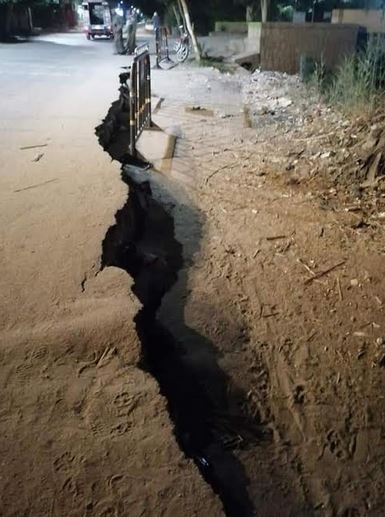 تصدع الطريق الشرقى بالبعيرات غرب الأقصر يهدد حياة المواطنين 