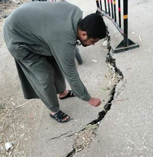 تصدع الطريق الشرقى بالبعيرات غرب الأقصر يهدد حياة المواطنين 