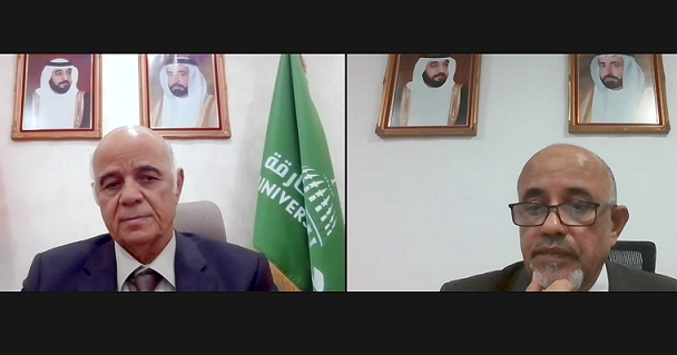 مدير جامعة الشارقة وعميد كلية الآداب خلال الجلسة الختامية للمؤتمر