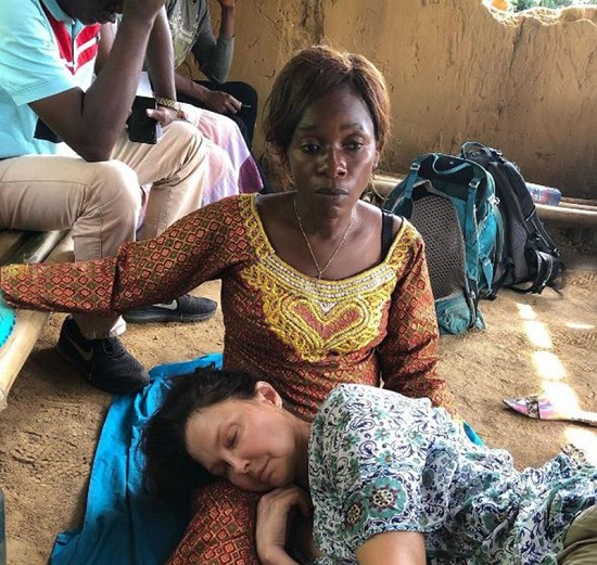 تعرف على كواليس إنقاذ النجمة العالمية بعد تعرضها لحادث بغابات الكونغو .. صور