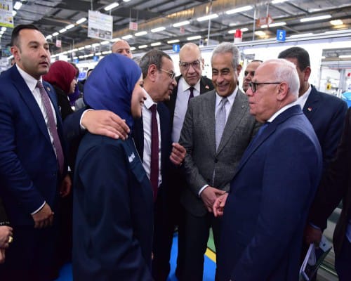 وزير العمل خلال جولتة التفقدية ببورسعيد