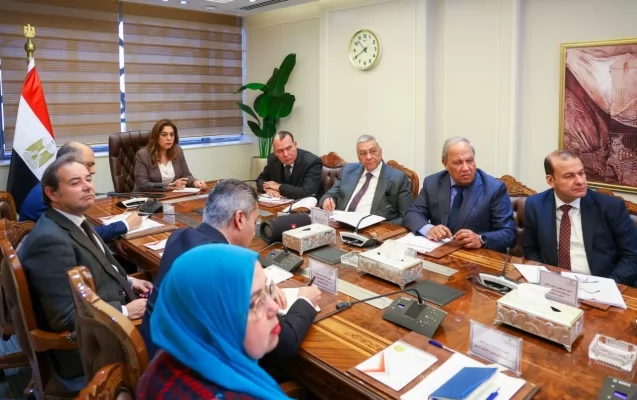 وزيرة التنمية المحلية والبيئة خلال الاجتماع