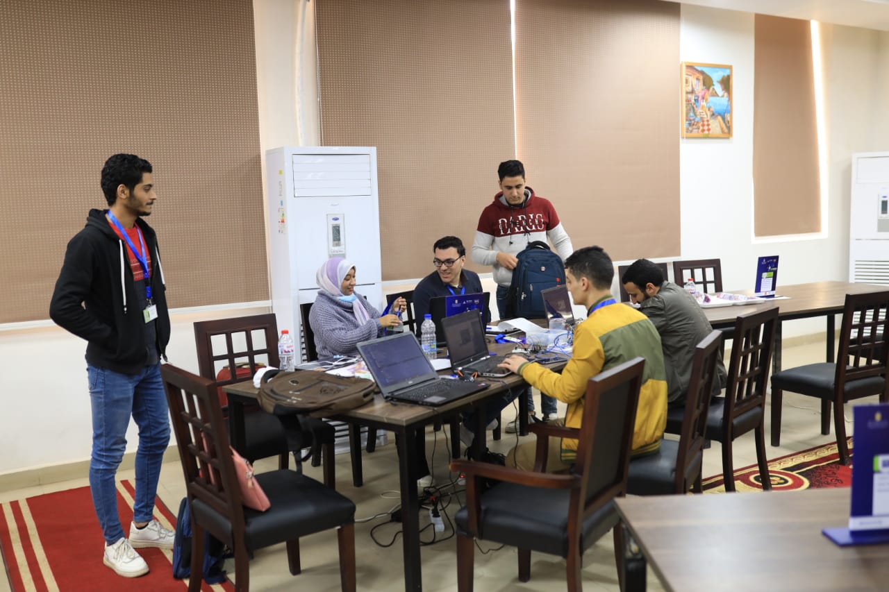 هاكاثون جامعة بنها يواصل فعالياته بمشاركة 40 فريقاً طلابياً.. لليوم الثانى 
