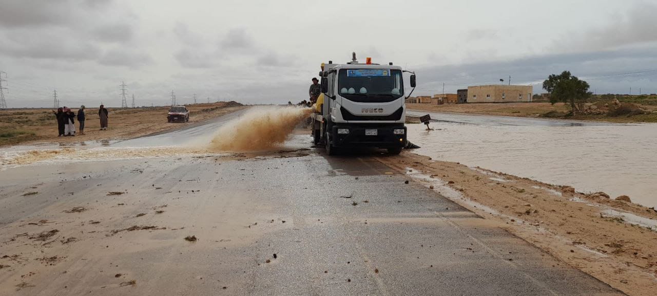 محافظ مطروح يتابع سحب مياه الامطار من شوارع مطروح