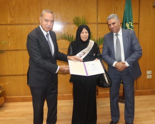 محافظ القليوبية يُكرم عدد من الأمهات المثاليات بالمحافظة
