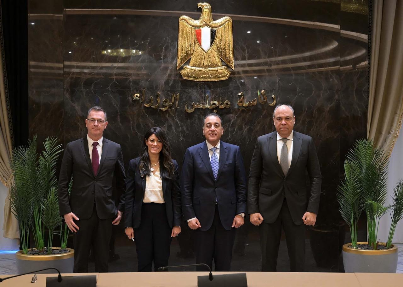 المسؤولون المصريون وممثل مؤسسة التمويل الدولية