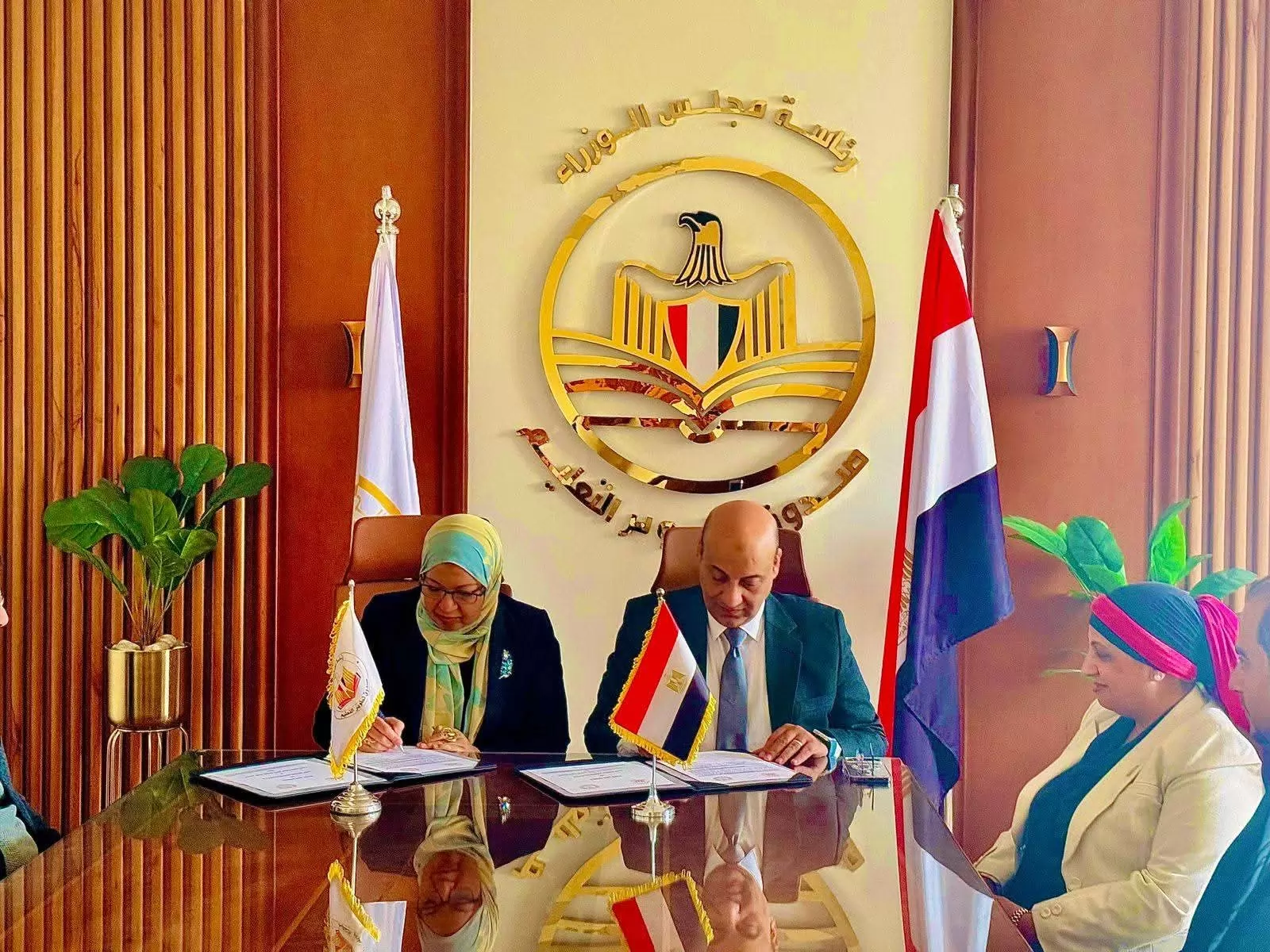 جانب من التوقيع 