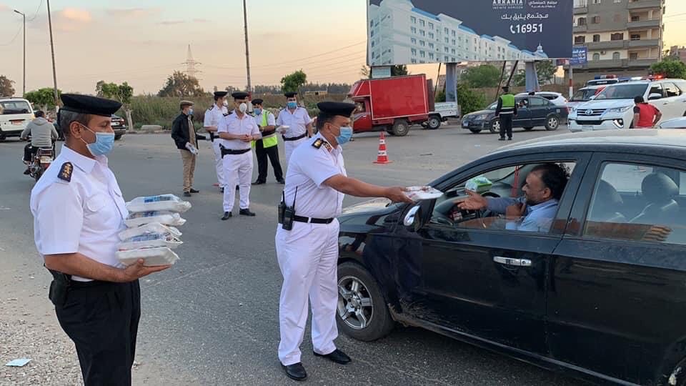 مرور الدقهلية يوزع وجبات إفطار وامساكيات رمضان على المسافرين بالطرق السريعة 