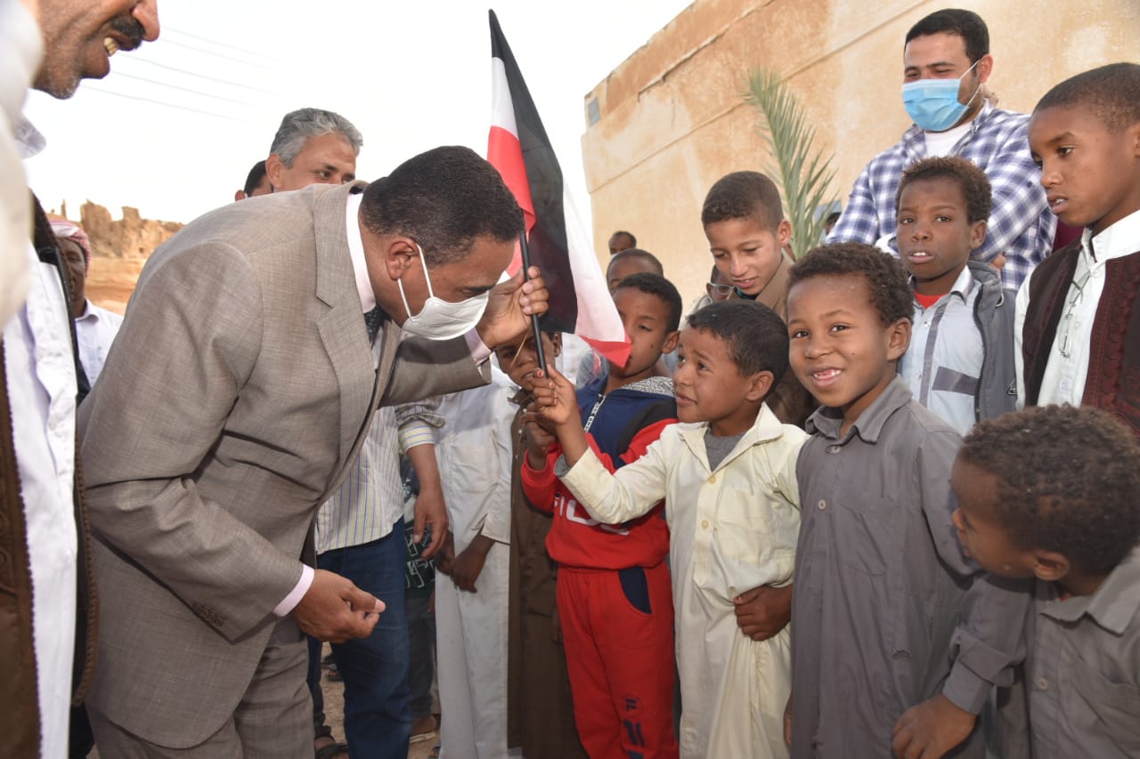 محافظ مطروح يواصل جولاته ويزور واحة قارة ام الصغير بسيوة