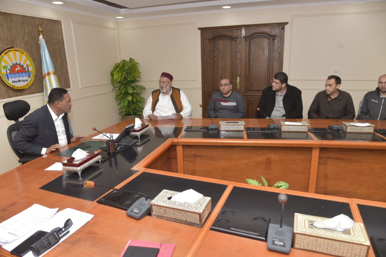 شعيب يجتمع باصحاب المحلات الراغبين فى المشاركة بمعرض ملابس العيد 