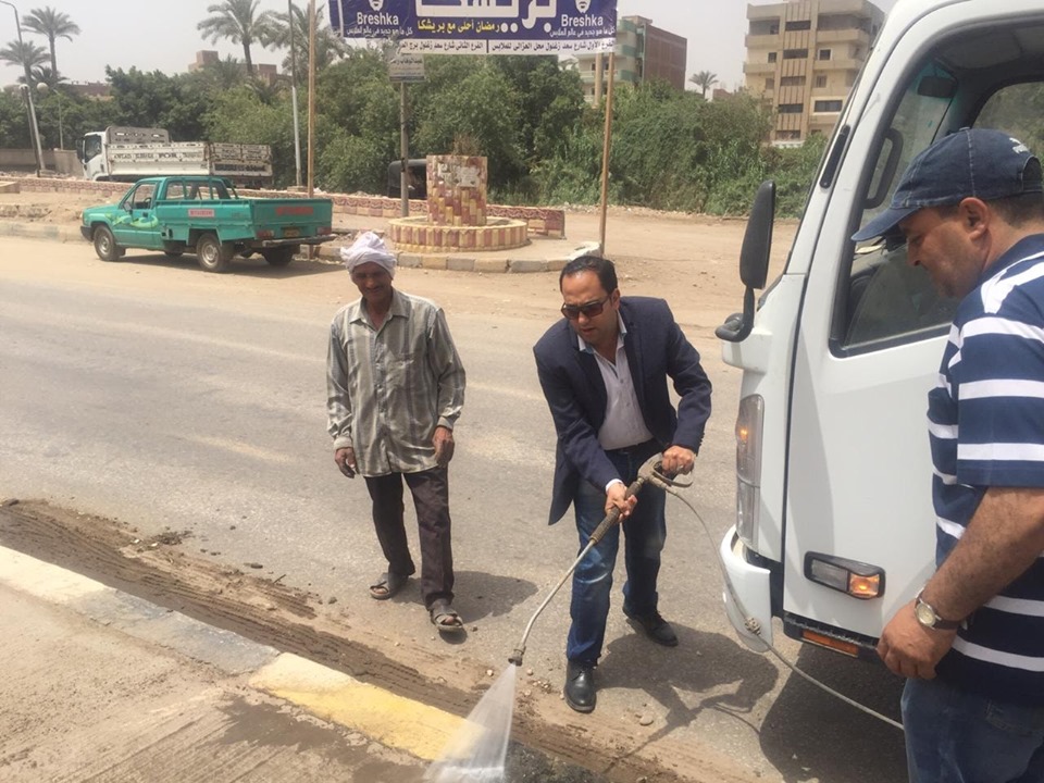 رئيس مدينة الحوامدية يشارك فى اعمال تجريد الشوارع بنفسه 