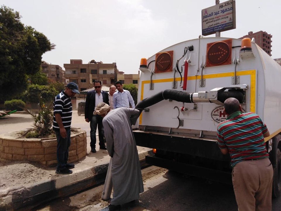 رئيس مدينة الحوامدية يشارك فى اعمال تجريد الشوارع بنفسه 