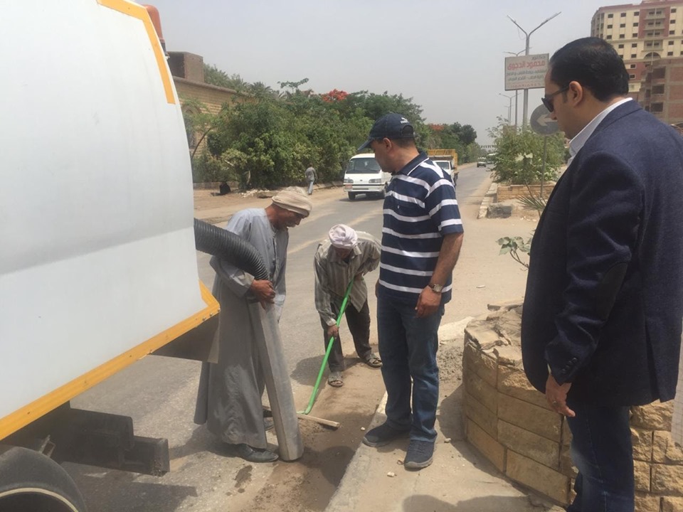 رئيس مدينة الحوامدية يشارك فى اعمال تجريد الشوارع بنفسه 