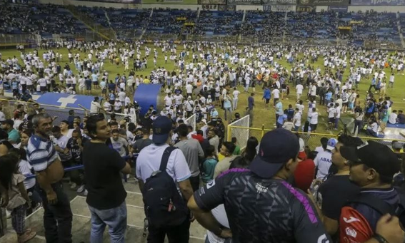 السلفادور تعلن انتهاء الموسم الكروى بعد وفاة 12 من الجماهير