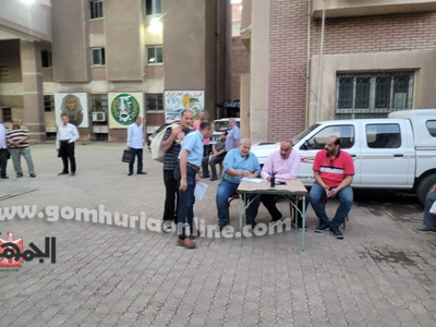 وكيل وزارة التربية والتعليم و مدير عام التعليم الفني أثناء الإشراف علي توزيع الأسئلة