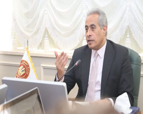 وزير العمل  حسن شحاتة