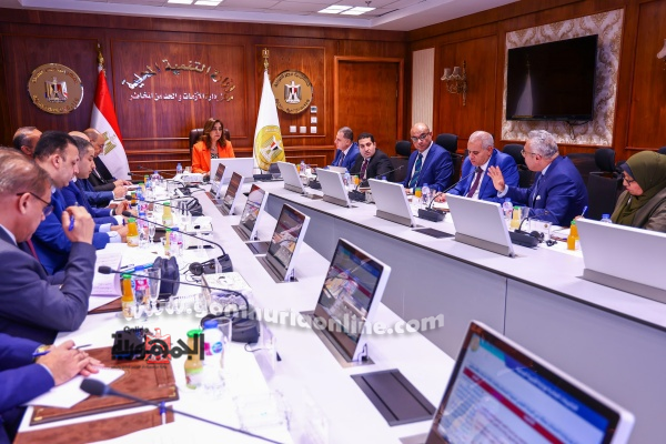وزيرة التنمية المحلية تترأس اجتماع اللجنة العليا لتراخيص المحال العامة 