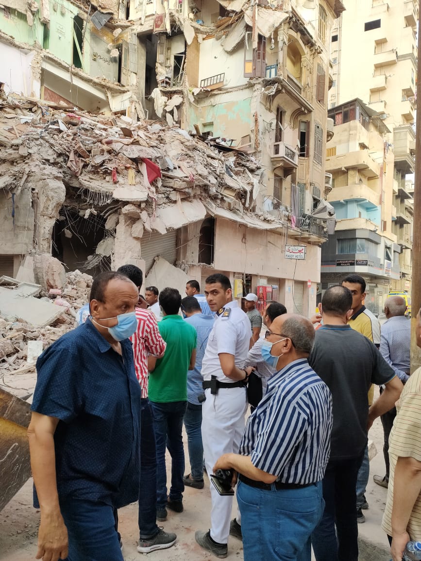 غلق المياه عن العقار المنهار بالعطارين في الاسكندررية ..صور