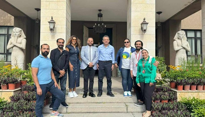 السفير المصري في الصين مع وفد المسرحية