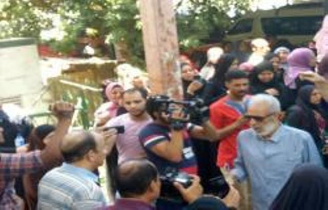 نجوم الفن يودعون الراحل الفاروق الفيشاوى بمسجد مصطفى محمود .. صور