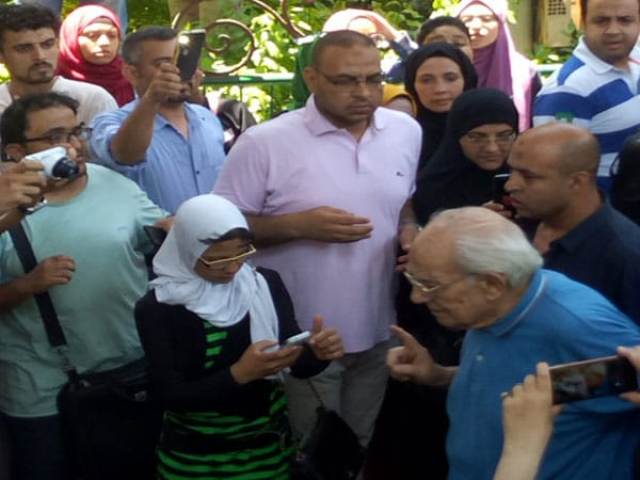 نجوم الفن يودعون الراحل الفاروق الفيشاوى بمسجد مصطفى محمود .. صور