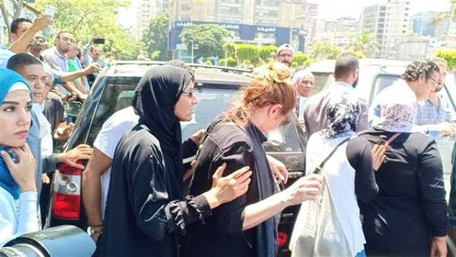 نجوم الفن يودعون الراحل الفاروق الفيشاوى بمسجد مصطفى محمود .. صور