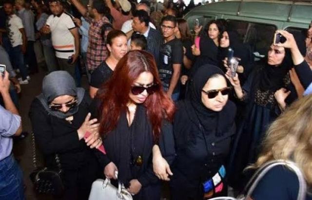نجوم الفن يودعون الراحل الفاروق الفيشاوى بمسجد مصطفى محمود .. صور