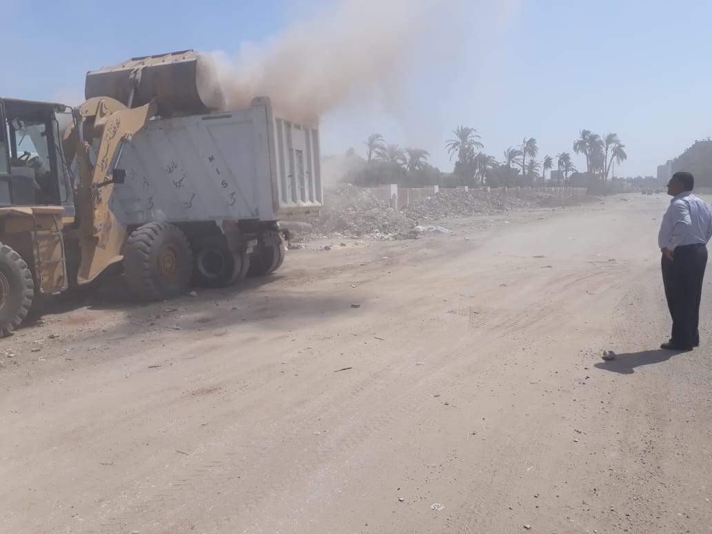 محافظ أسيوط يعلن تكثيف حملات النظافة بالمراكز والاحياء ورفع 35 طن مخلفات  خلال حملة بحى شرق