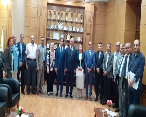 رئيس جامعة بنها يكرم المشاركين في إعداد الخطة البحثية 2023 – 2030