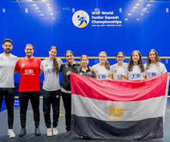 لحظة وصول البعثة المصري للأسكواش لمطار القاهرة