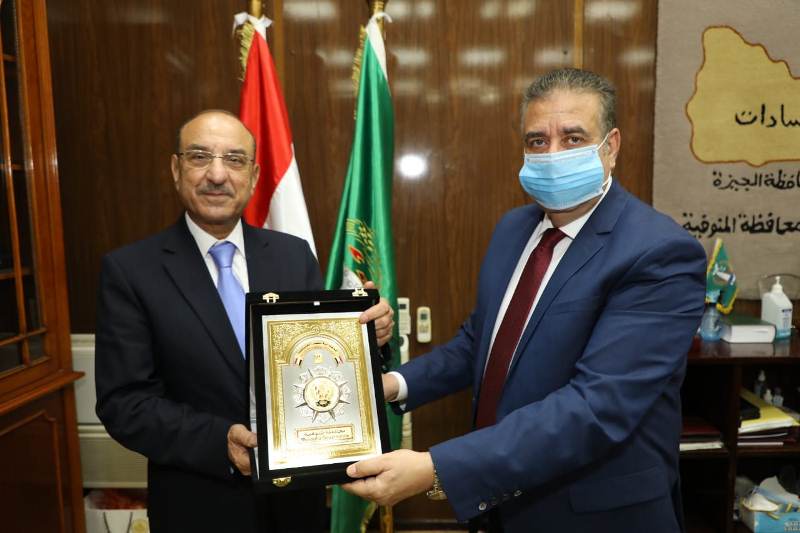 أبو ليمون يهدى درع المحافظة إلى ماجد فهمى رئيس بنك التنمية الصناعية