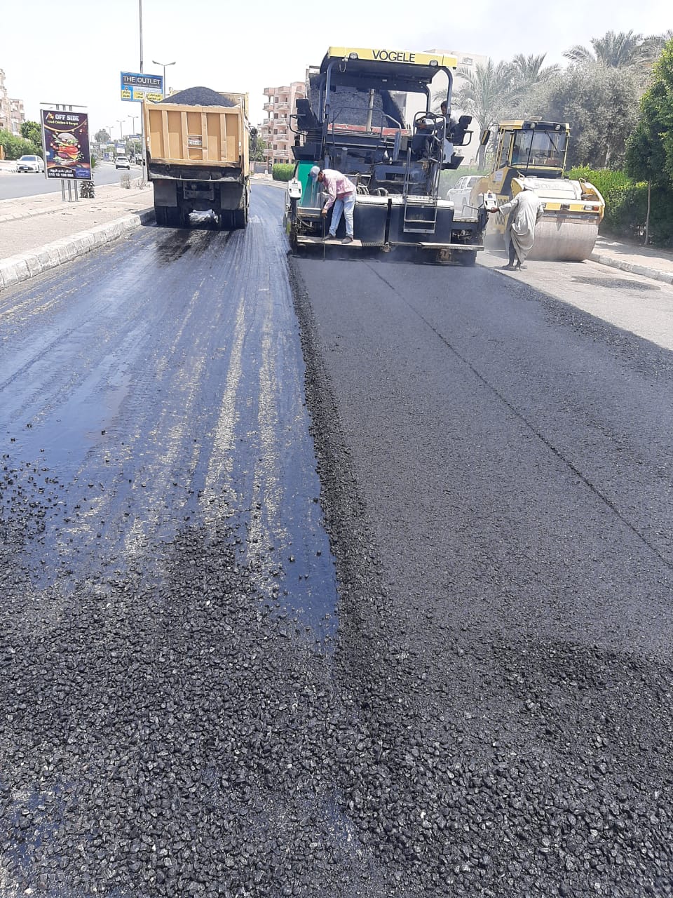 الإسكان : رفع كفاءة وتطوير الطرق بالحي الثالث بالعاشر من رمضان