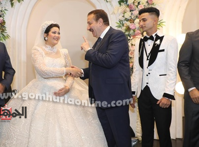 محافظ المنوفية يقدم التهنئة للعروسين