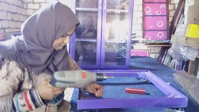 فكرة نيفين تتحول لقصة نجاح أصغر صانعة ألوميتال بالوادى بسبب 